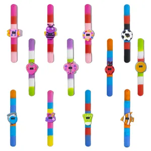 Kinder Cartoon Slap Uhren Set, bunte Silikon Schnapparmbänder mit digitalem Zifferblatt Jungen.