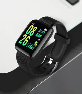 Primer plano de reloj digital LED cuadrado con correa de silicona negra para estudiantes.