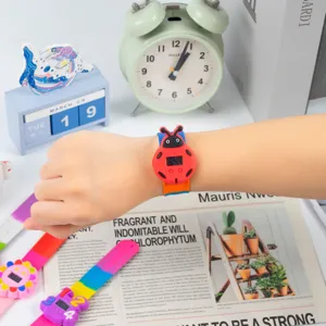 Kinder Cartoon Marienkäfer Klappuhr Detail, süßes digitales elektronisches Armband für Kinder.