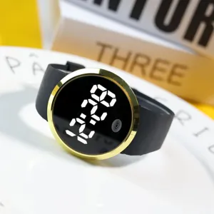 Primo piano di un elegante orologio digitale LED con cinturino nero e lunetta dorata.
