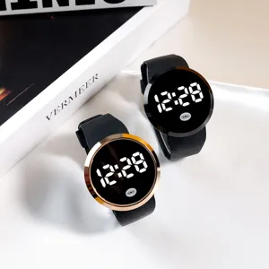 Primo piano di orologi sportivi digitali a LED neri e oro rosa con display chiaro.