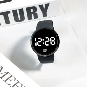 Vista di dettaglio dell'orologio digitale LED nero con schermo rotondo e cinturino nero.