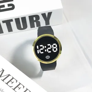 Orologio digitale LED da studente con cassa dorata rotonda e cinturino nero, dettaglio chiaro.