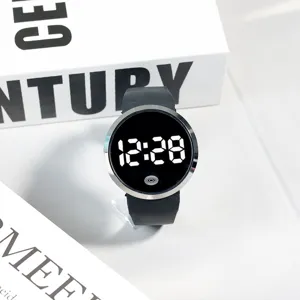 Primo piano dell'orologio LED digitale con quadrante rotondo e cinturino in silicone.