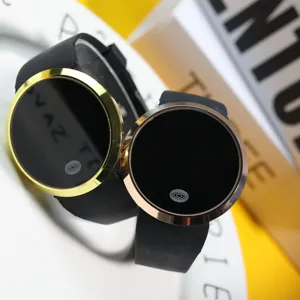Orologio digitale LED giovanile con cinturino in silicone nero e lunetta dorata, orologio sportivo.