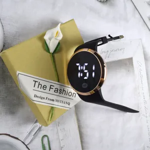 Vista dettagliata di un elegante orologio digitale LED con quadrante nero e cinturino.