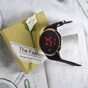 Primo piano dettagliato di elegante orologio LED elettronico con cinturino nero.