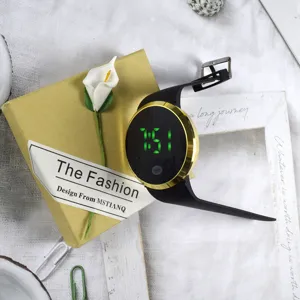 Orologio digitale LED impermeabile per ragazzi, cinturino nero con lunetta oro, stile sportivo.