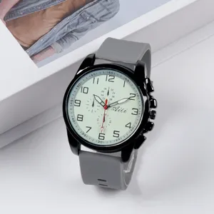 Orologio al quarzo da uomo alla moda con cinturino in silicone grigio e quadrante chiaro.