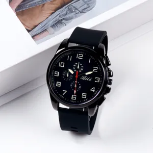 Vista dettagliata di un orologio al quarzo nero alla moda con cinturino in silicone e quadrante chiaro.