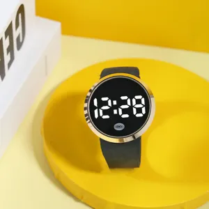 Orologio digitale LED per studenti con lunetta dorata e cinturino in silicone nero principale