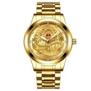 Goldfarbene Edelstahl Quarz-Uhr mit 3D Drachenzifferblatt und funkelnden Strass-Indizes.