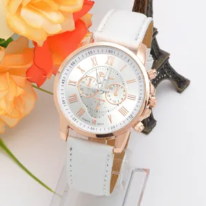 Nahaufnahme der eleganten Damenuhr mit weißem Lederarmband und roségoldener Lünette.