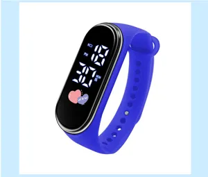Nahaufnahme des blauen Silikon LED Armbanduhr Armbands, glattes Touchscreen Display.