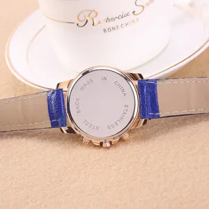 Detailansicht der Damen Mode Quarzuhr mit blauem Lederarmband und Edelstahlboden.