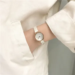 Elegante dames quartz horloge met kleine ronde wijzerplaat en witte lederen band dagelijks.