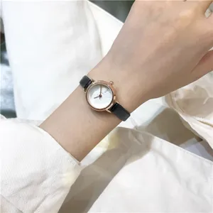 Elegante dames quartz horloge met een ronde wijzerplaat en zwarte lederen band.