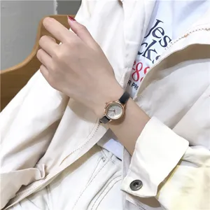 Minimalistisch dames quartz horloge met zwarte lederen band en kleine ronde wijzerplaat.