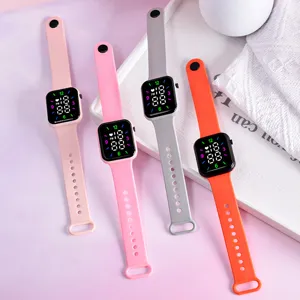 Reloj LED digital con correa de silicona pantalla cuadrada y opciones de colores para uso diario.