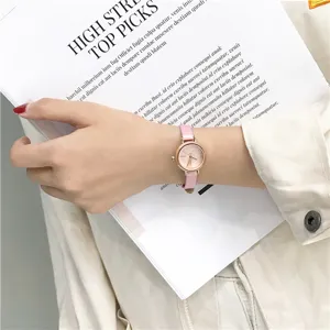 Minimalistisch roze lederen band quartz horloge met kleine ronde wijzerplaat voor dames.