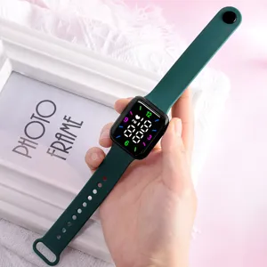 Reloj electrónico digital LED de pantalla cuadrada con correa de silicona verde oscuro.