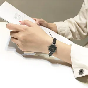 Minimalistisch horloge met kleine ronde wijzerplaat en zwarte lederen band voor dames.
