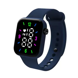 Vista detallada del reloj deportivo digital LED cuadrado con correa de silicona azul.
