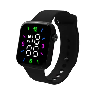 Detalle en primer plano del reloj deportivo electronico LED cuadrado negro con correa de silicona.