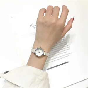 Minimalistisch klein wijzerplaat quartz horloge met witte lederen band voor vrouwen