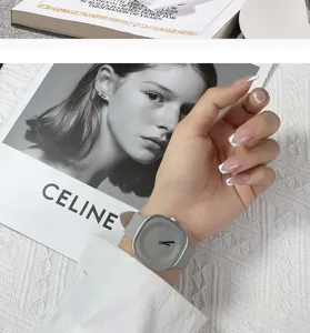 Minimalistische quadratische Quarzuhr mit grauem Lederarmband, schicke Detailansicht.