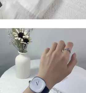 Minimalistische quadratische Damenuhr mit schwarzem Lederarmband und schickem Design für den Alltag.