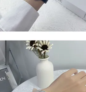 Detailansicht der minimalistischen Damen-Quarzuhr mit Lederarmband in einer Lifestyle-Szene.