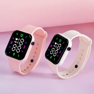 Reloj digital LED cuadrado con una correa de silicona para deportes y uso diario.