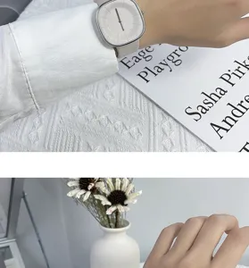 Minimalistische quadratische Quarzarmbanduhr Detail mit schlichtem Lederarmband und Zifferblatt.