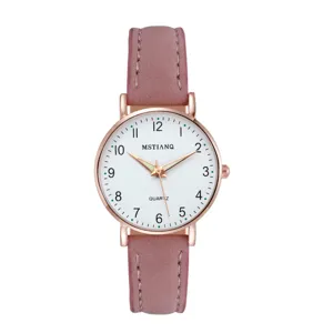 Primer plano detallado de reloj de mujer con correa de cuero rosa y caja de oro rosa.