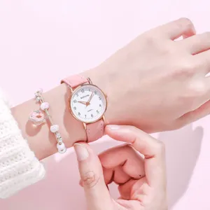 Primer plano detallado de un reloj de cuarzo con correa de cuero rosa y esfera blanca.