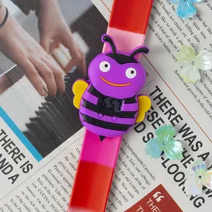Niedliche Cartoon Bienen Kinder Klatschen Uhr mit digitalem Bildschirm und buntem Armband.