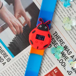 Nahaufnahme der niedlichen Cartoon Marienkäfer Klappuhr mit buntem Armband und Digitalanzeige.
