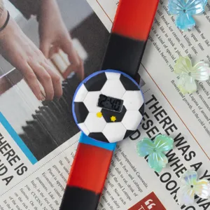 Kinder Cartoon Fußball Klappuhr Detailansicht, süßes digitales Armband für Kleinkinder.