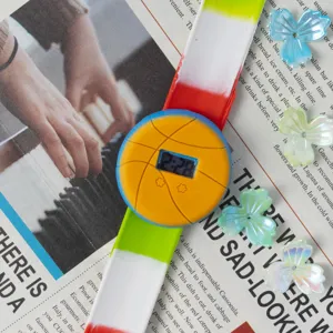 Niedliche Basketball Kinder Elektro Klappuhr mit buntem Armband als tolles Spielzeug.