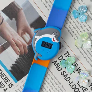 Kinder elektronische Schachuhr mit niedlichem grauem Delfin-Design und blauem Farbverlauf.