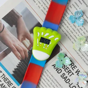 Kinder Spielzeug Elektronische Klappuhr mit Federball Design und rot blauem Armband.