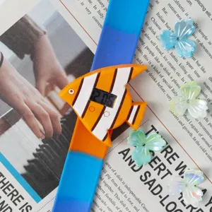 Kinder Cartoon Slap Uhr mit süßem orangefarbenem Fisch Design und digitalem Display für Kinder.