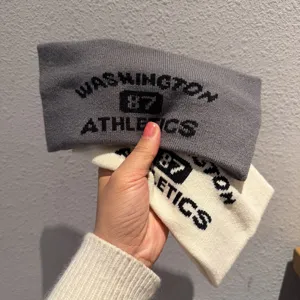 Sport Strickstirnband elastisches Schweißband Detailansicht mit strukturierter Stoffoptik.