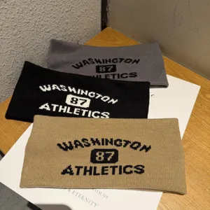 Gestricktes breites Sport Stirnband Detailansicht mit Buchstabenmuster in verschiedenen Farben.