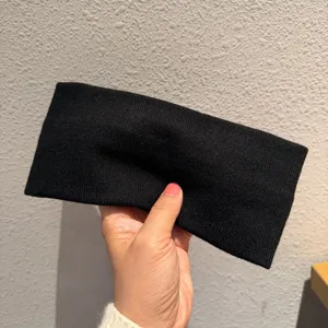 Nahaufnahme eines schwarzen elastischen gestrickten Sportstirnbandes aus weichem Stoff.