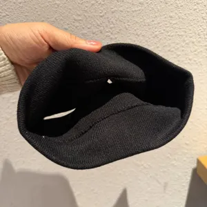 Nahaufnahme des schwarzen Strick-Haarbands, weiche Textur und elastische Struktur.