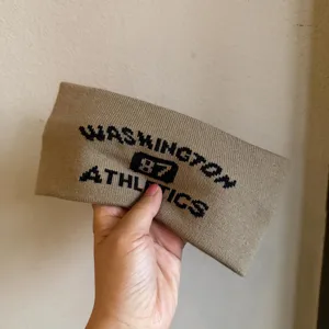 Gestricktes breites Sportstirnband in Beige mit Washington 87 Schriftzug für Fitness.