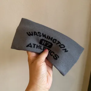Graues gestricktes breites Sportstirnband mit Washington Athletics Buchstaben für Fitness.