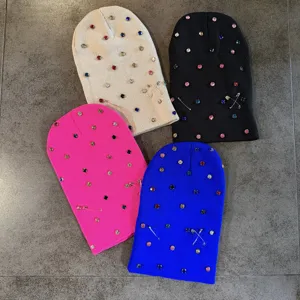 Gedetailleerd overzicht vrouwen herfst winter kleurrijke strass veiligheidsspeld gebreide muts